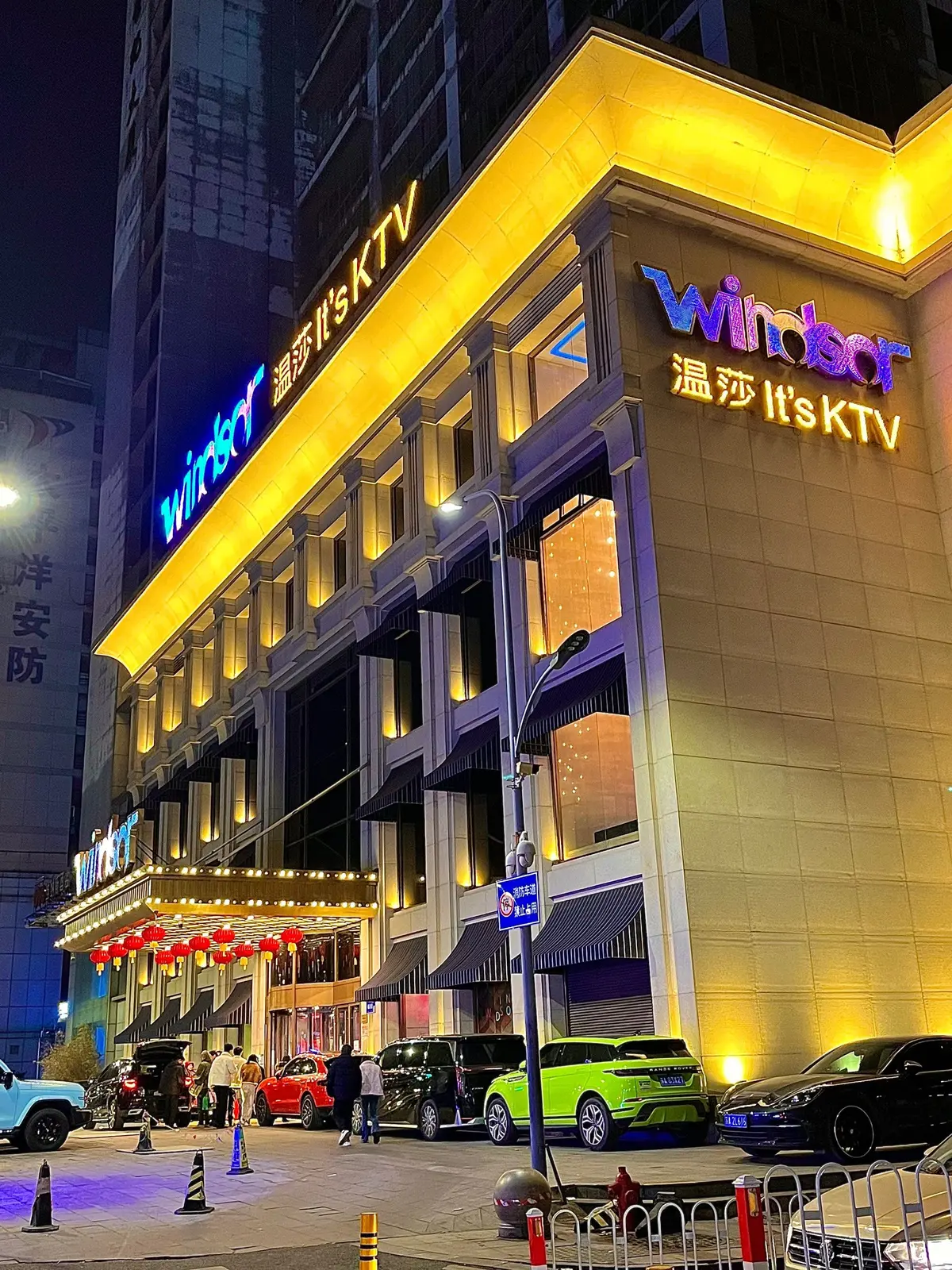 免费看《南京温莎ktv515包间视频》下小雨与下大雨视频，高清无广告在线播放，南京温莎ktv515包间视频全收录！