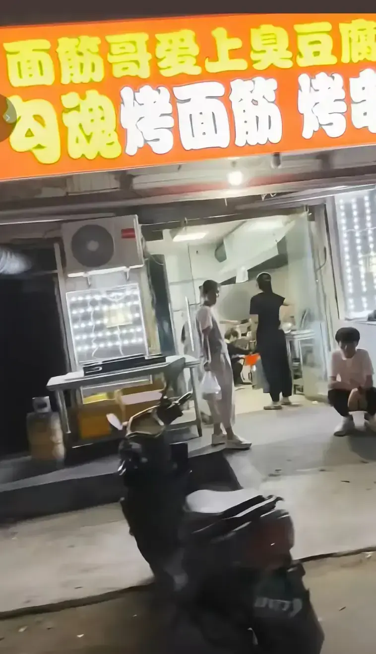《面筋哥和老丈母娘事件》全集无删减，蓝光超清播放，一起回顾面筋哥和老丈母娘那包含九个除夕的过往