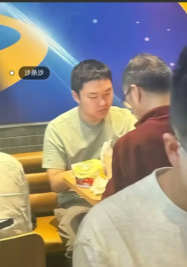 看《上海第二工业大学沙哥》砸门视频，沙哥本人回应来了，还有老师请沙哥吃汉堡哥视频，全内容无删减在线观看！