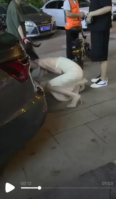 全程揪心！《白裙女子被抓头发跳河》原配冲突致落水，完整真相大揭秘，再看《白裙女子被抓头发跳河》
