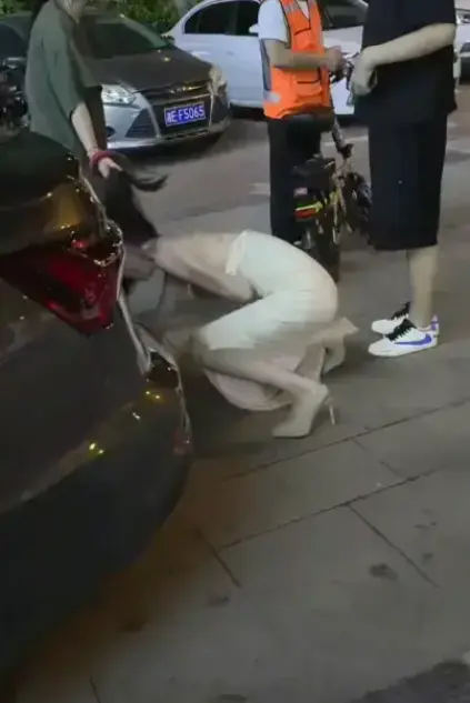 太可怕！《白衣女子被抓头发跳河》实拍流出，小三当街扯发拖行后跳河，湘E车牌事件完整揭秘！