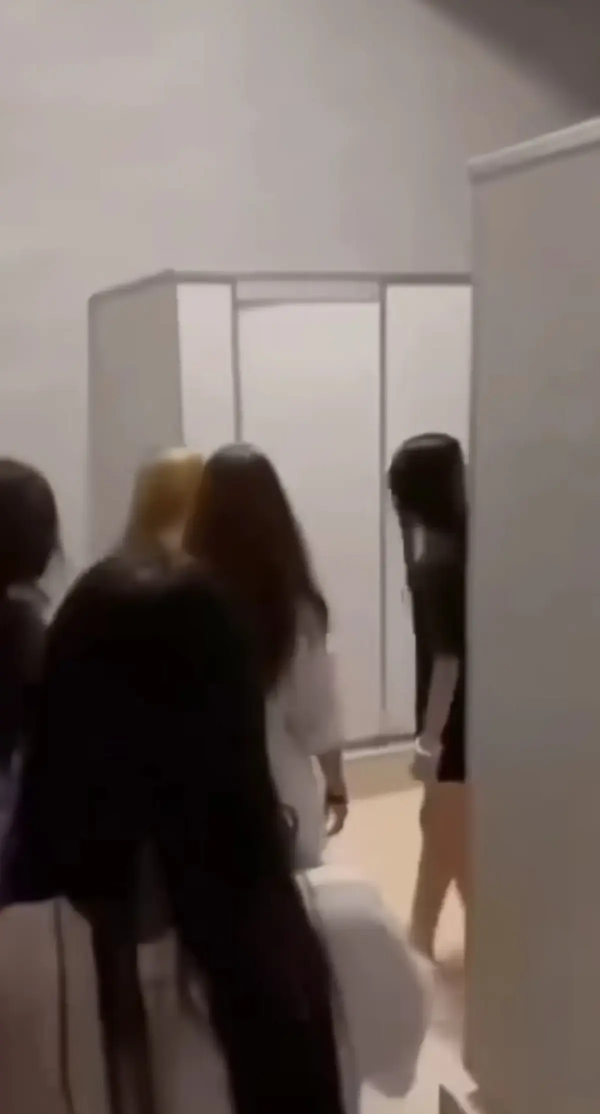 免费在线观看《厕所保卫战》女生原视频，HD高清画质流畅不卡顿，厕所保卫战全片资源-百度/夸克/迅雷网盘提取