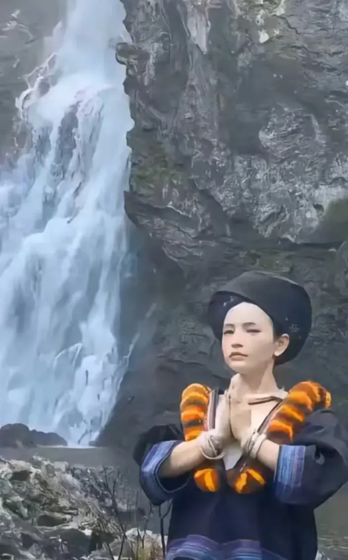 《苗族女孩瀑布双手合一》原视频全解析，彝族女生同款瀑布双手合一，高清流畅看高山流水画面