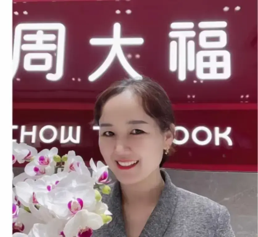 直击《周大福盐城射阳门店事件》一拖三现场，周大福盐城射阳门店事件完整视频无删减在线观看