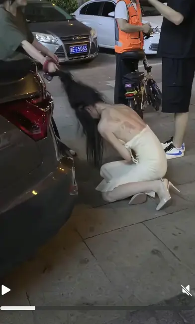聚焦《白裙女子被抓头发跳河》，探寻小三疑云真相，白裙女子跳河后续完整版，流畅不卡顿在线播放！