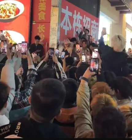 爆火出圈《长沙解放西,女子举止不当》无删减全片高能直出-网盘资源秒速获取无需注册一键播放免费观看大城市质感
