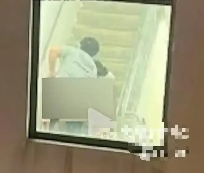 《香港情侣事件》无删减高清免费在线看-香港楼梯事件全过程完整版-元朗情侣事件无删减原版-迅雷夸克网盘无广告一键秒存