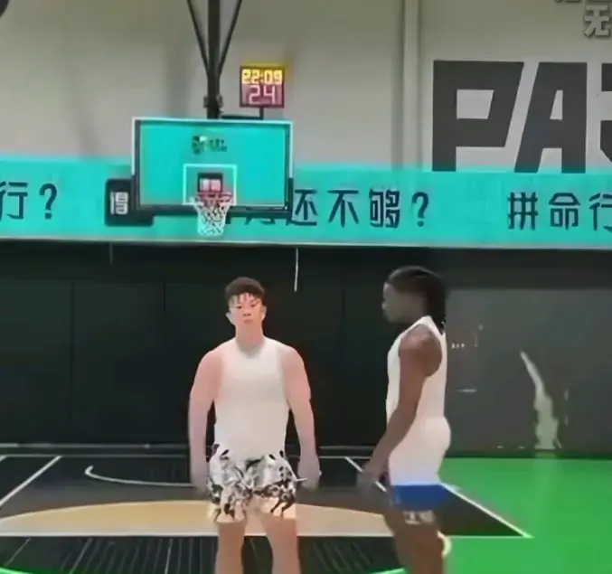 《牛教练的裤子》热度飙升，单挑决胜负黑哥扒裤子情节超有趣，《牛教练的裤子》牛教练防守现意外，免费在线畅看！ 