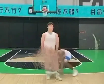 《牛教练的裤子》里黑哥不讲武德偷袭牛教练，关键还扯下裤子