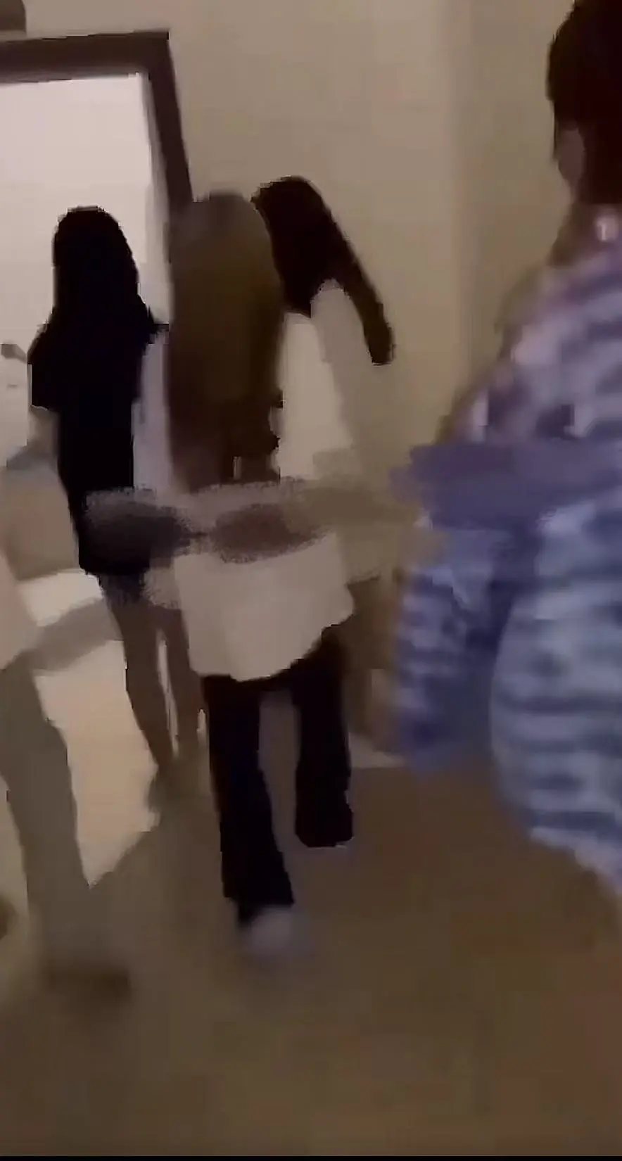 全网热搜《四川高中女厕所争夺战》，免费看未删减视频，领略四川高中女厕所的激烈争夺战！