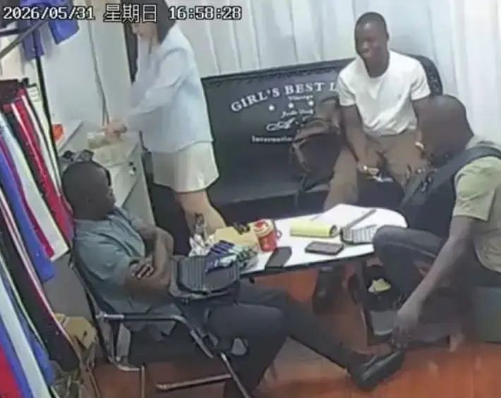 《三个黑人买衣服》《三英战吕布八分钟》《三个黑人买衣服下大单原视频》